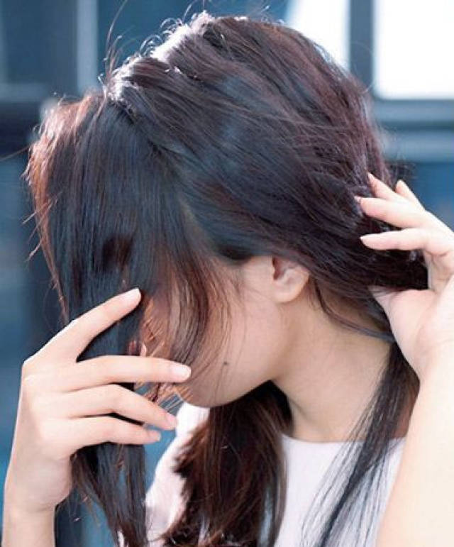 低马尾效果图 发型点评:像这样扎一款低马尾是真的很显脸小,大偏分