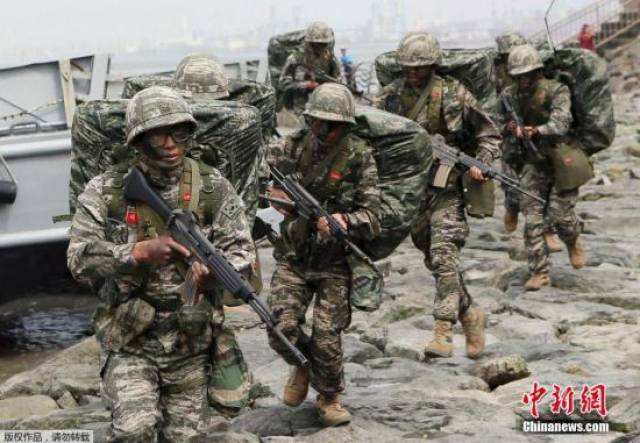 海外网9月27日电 26日,位于前线的韩国江原道铁原郡陆军某部队的一名