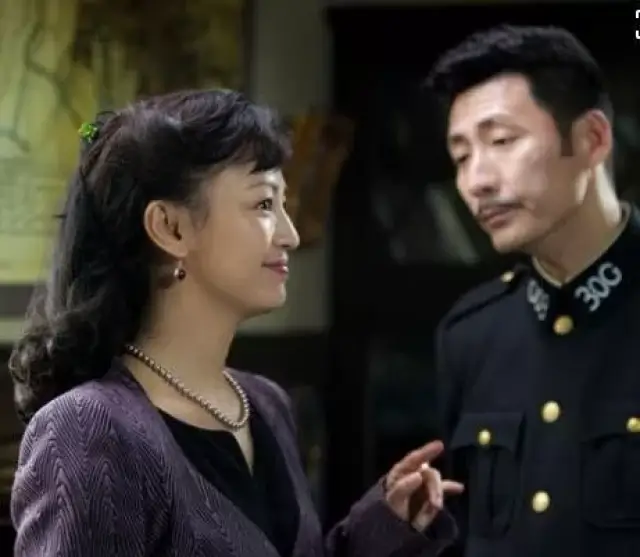 带回了那个风雨飘摇的抗战年代,当年的方紫仪成长为花样少妇裴艳玲,在
