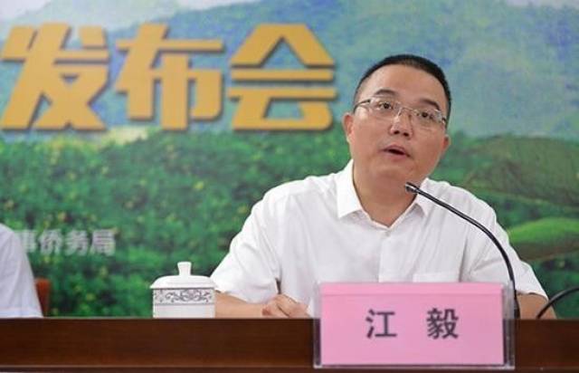 石门县政府县长郭碧勋在新闻发布会上就石门柑橘产业,旅游产业概况