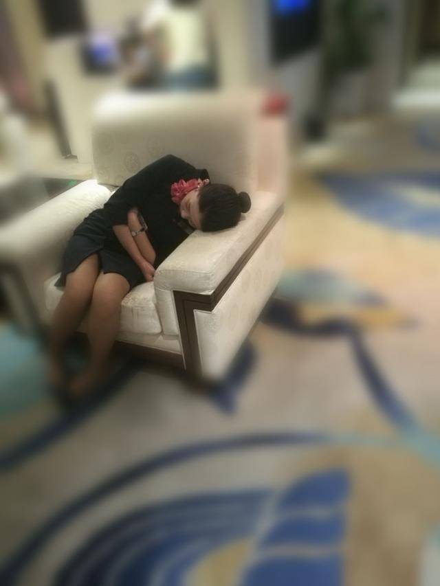 一微信朋友圈转发,在昆明长水国际机场9号休息厅,疲惫不堪的空姐坐在