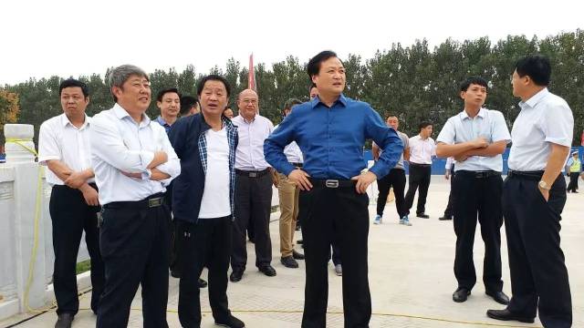 汇丰置业董事长刘训忠向张宏义副市长详细介绍了濮水小镇建设情况和