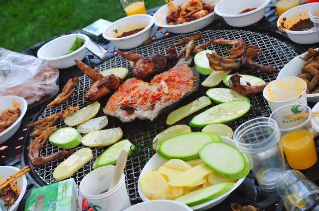 距昆明30分钟车程,有一处绝美庄园,草坪烧烤,帐篷温泉,摘果赏花.