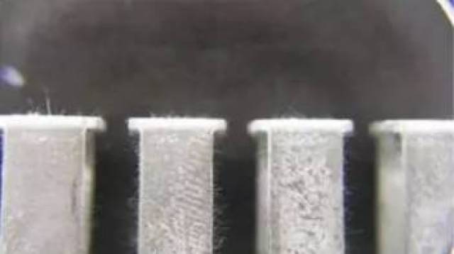 晶须在实施无铅电子组装过程,一些印制板或元器件制造商采用纯锡或高