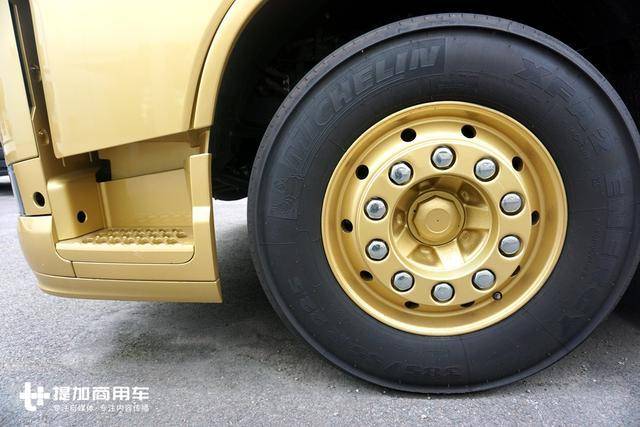 前轮的土豪金轮圈.