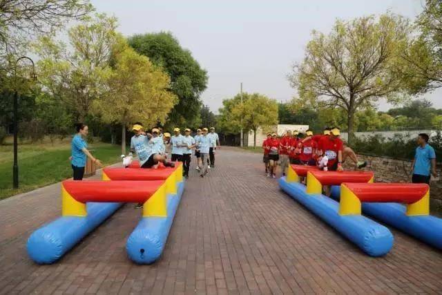 团队趣味障碍赛跨栏项目两队齐头并进