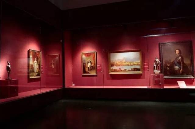 看现场展览展出俄罗斯国家博物馆302件/套珍品,分为皇室至尊,神佑沙皇