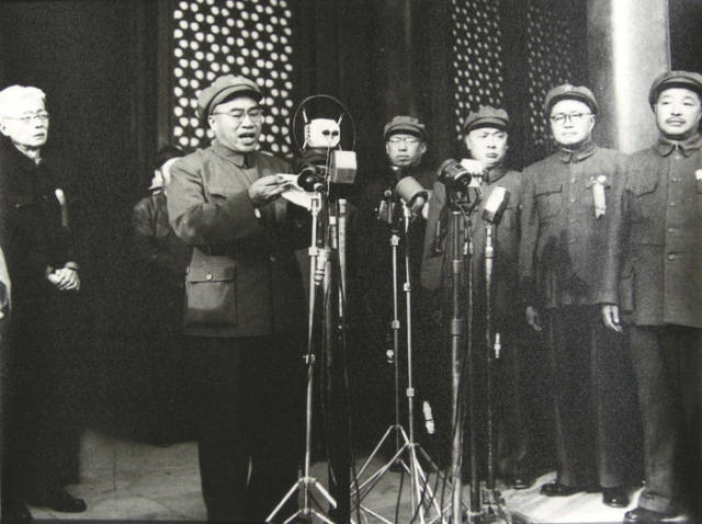 国庆|侯波:1949开国大典上唯一的女摄影师_搜狐网