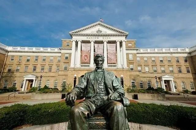 威斯康星麦迪逊大学| UWM的红色,风雪中的温