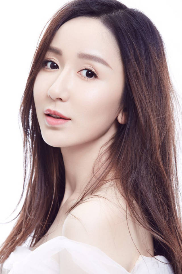 娄艺潇写真大片秀精致锁骨眼神温柔仙气十足