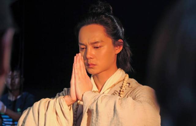 尹正饰演的唐僧除了保留电影版的特点之外