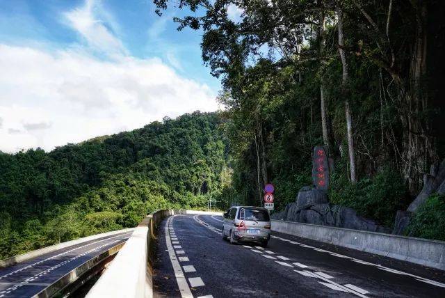 小编就约了几个小伙伴 提前感受了一把小磨高速公路的美景 来来来,还