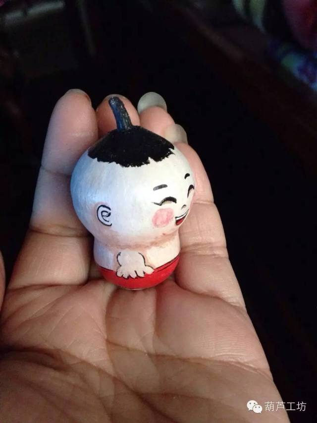 这些漂亮的萌娃都是一笔一笔在葫芦上画出来