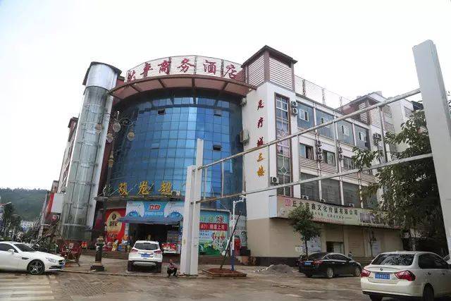 丘北县新城区上品天成商业综合楼整栋房屋出售,投资商机,千载难逢!