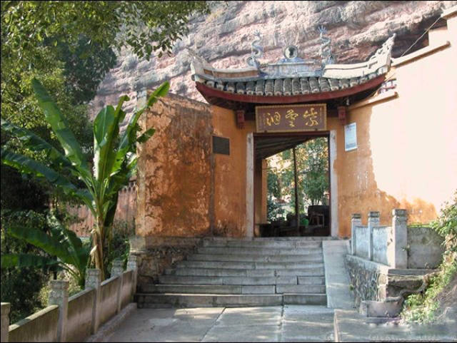 天台赤城山的道教场所玉京洞,相传是西汉高道茅盈和三国吴赤乌初年高