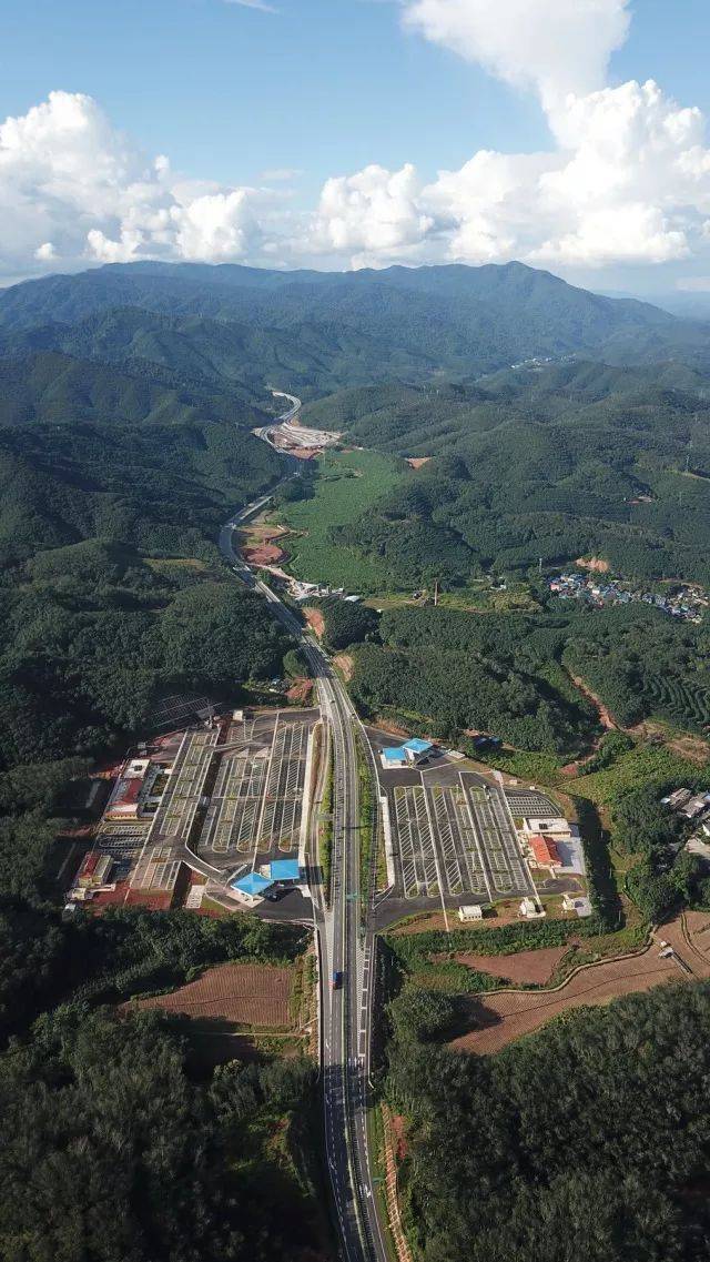 提前感受了一把小磨高速公路的美景 来来来,还没有上过路的 跟上小编