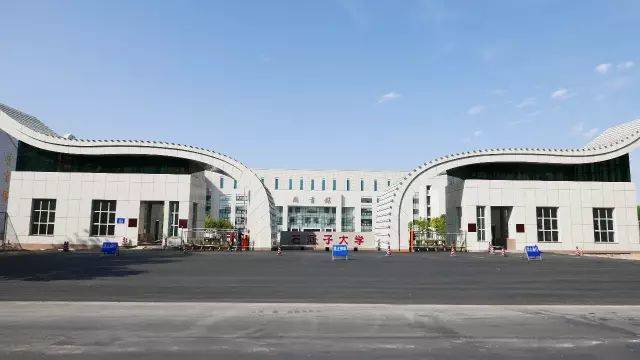 石河子大学的师生对新建设的南门充满了憧憬和期许,在师生们的热切