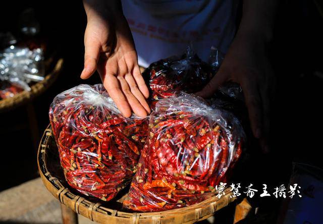 尧坝古镇卖辣椒的"辣妹子,每天都用这古老的石窝把干辣椒舂成粉
