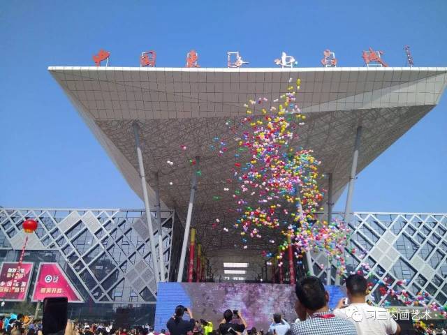 红旗招展,彩旗飘飘,9月28日上午,第十四届中国·东海国际水晶节正式