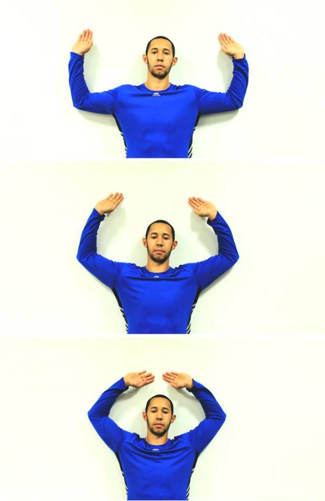 这个动作能伸展胸椎,同时牵拉胸大肌,胸小肌并激活斜方肌中下部.