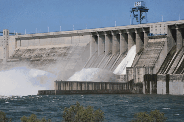 丹江口大坝七孔位泄洪,创历史最高库水位!