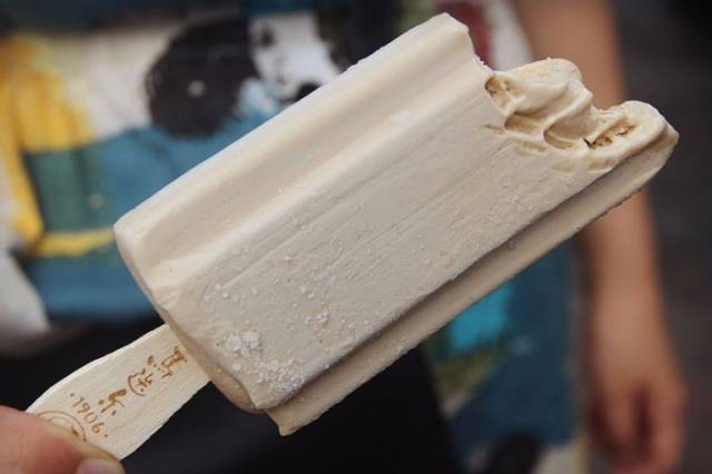 马迭尔把法国进口酸奶经过急冻 酸味被激发出来却不刺激 口感冰爽清凉