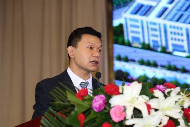 在丹凤县首届客商大会上,丹凤县委书记郑晓燕致辞,县长徐秀全介绍丹凤