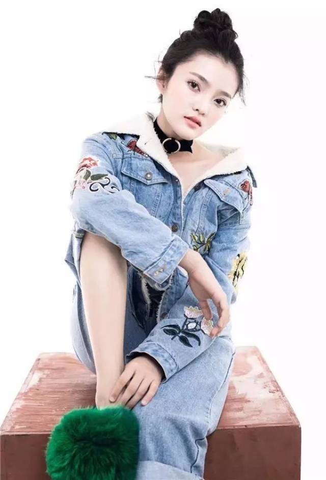 上海视觉新生女神李怡萱,一个可爱的音乐小公主