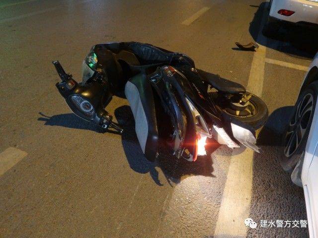 9月25日建水一小轿车撞上电动车,电动自行车驾驶员身体骨折,肇事者已