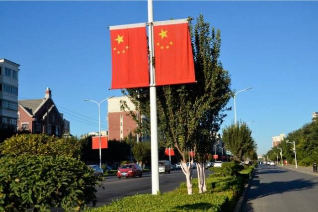 杨柳青主干道路悬挂国旗,喜迎双节到来_手机搜狐网