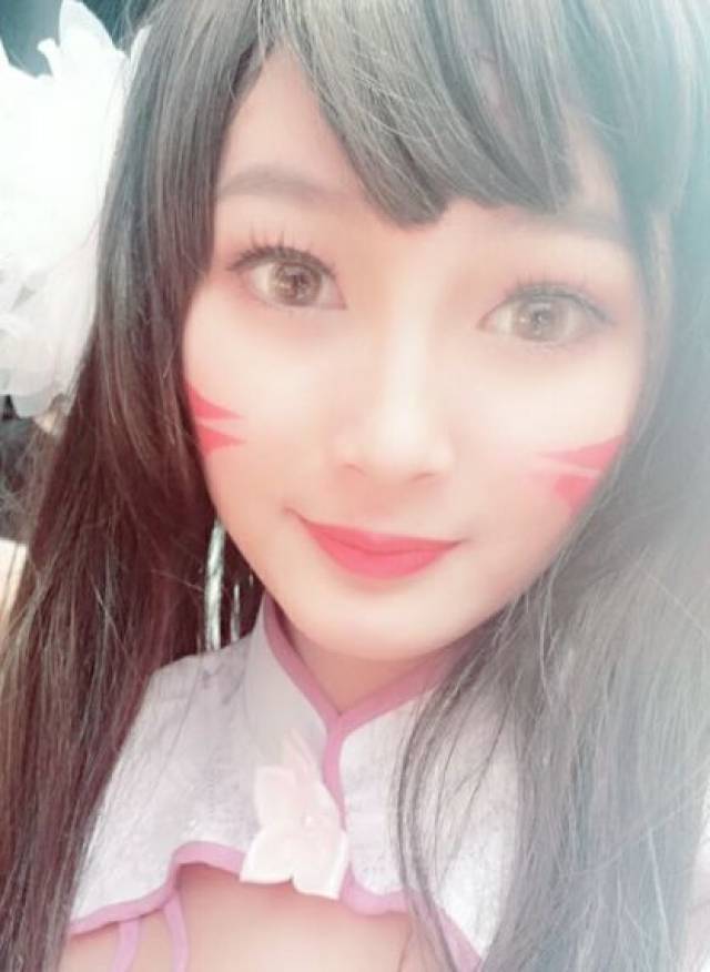 美女 张臻颖 歌声婉转悠扬, 细腰盈盈一握 可谓是"窈窕淑女 君子好逑"