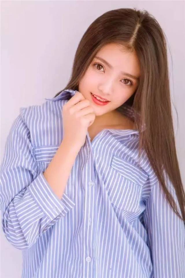 上海视觉新生女神李怡萱,一个可爱的音乐小公主