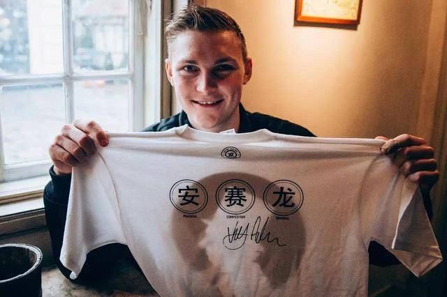 23岁丹麦人学拼音3年成羽球世界第一 给林丹当