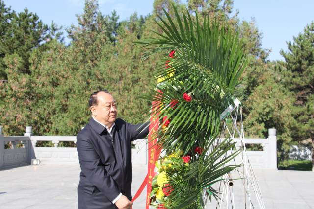 梁革命烈士纪念塔敬献花篮首先,华池县委常委,宣传部长杨添翼致欢迎词