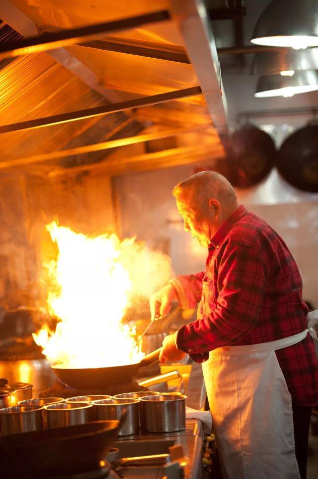 虾在杭州打响了自己的名号 并一跃成为杭州知名美食 厨师出身的朱荣富