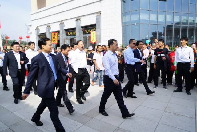 十时整,濮阳市委书记何雄,濮阳市委副书记,市长宋殿宇莅临活动现场.