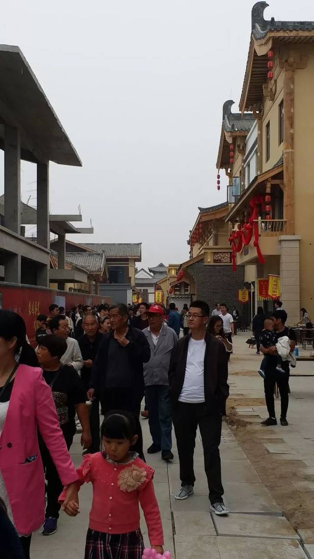 十时整,濮阳市委书记何雄,濮阳市委副书记,市长宋殿宇莅临活动现场.