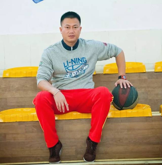 下面介绍一下俱乐部帅气逼人的总教练 袁新辉:株洲市八中男子篮球主