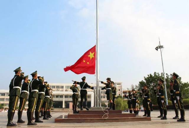 学校举行国庆升旗仪式暨红色班级红色经典朗诵喜迎十九大