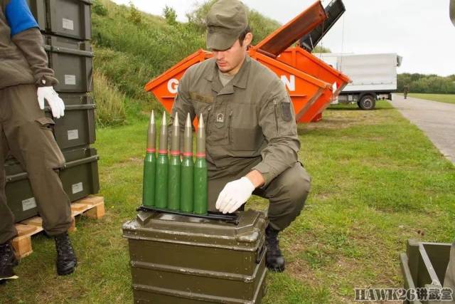 将炮弹逐一装上桥夹,一个弹夹可以装上七发炮弹.