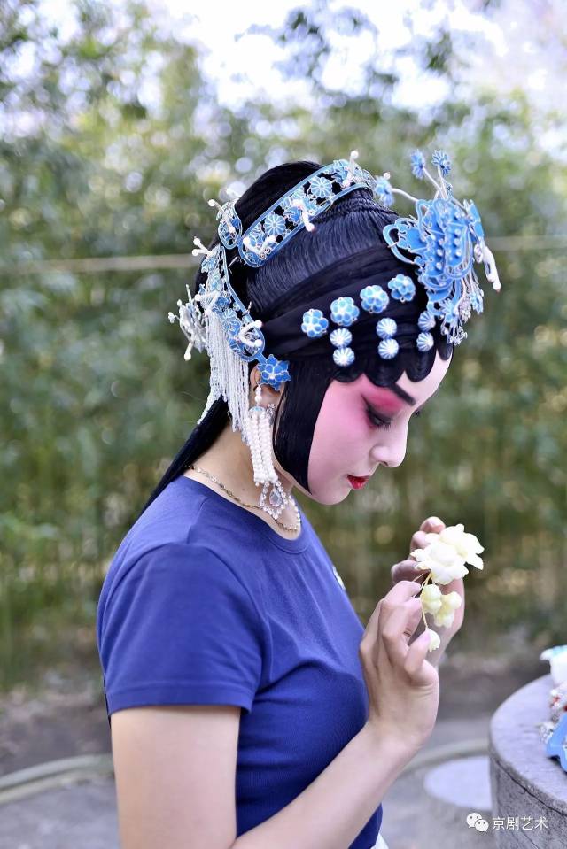 看粉彩的娇羞,叹青花的幽怨 离合悲欢,风情难断,媚眼红腮