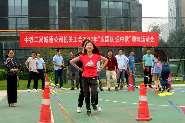 双人夹气球:小组成员两两组队,以任意方式夹着气球通过终点,完成接力.