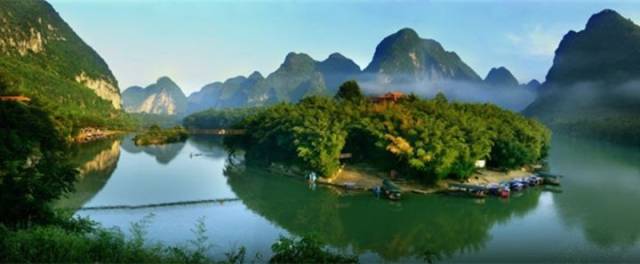 广西宜州巨人龙洲岛生态旅游度假区环境优美,两岸翠竹婆娑,满眼是画.