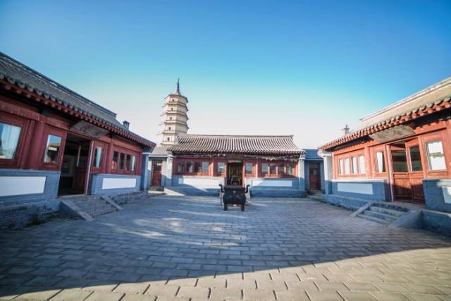 庆州白塔又称释迦佛舍利塔,位于内蒙古赤峰巴林右旗境内.在这里,曾