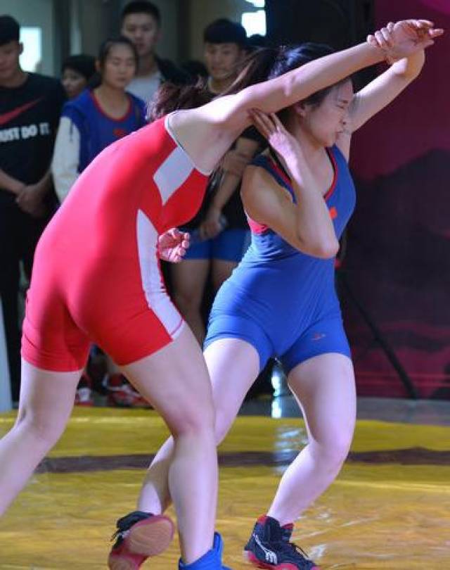 女子摔跤大赛美女跤手靓丽登场 男队友眼神直勾观众大呼过瘾