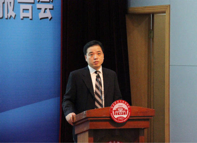 南京师范大学商学院院长潘镇主持论坛
