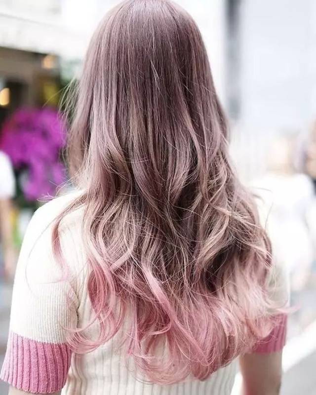 由多层次的大地色融合而成,带有浓厚的粉紫色光感,这种玫瑰紫带出的