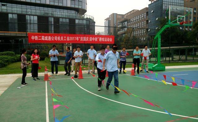 你是我的眼:小组内部两两组队,一人蒙眼一人提示,快速完成接力的小队