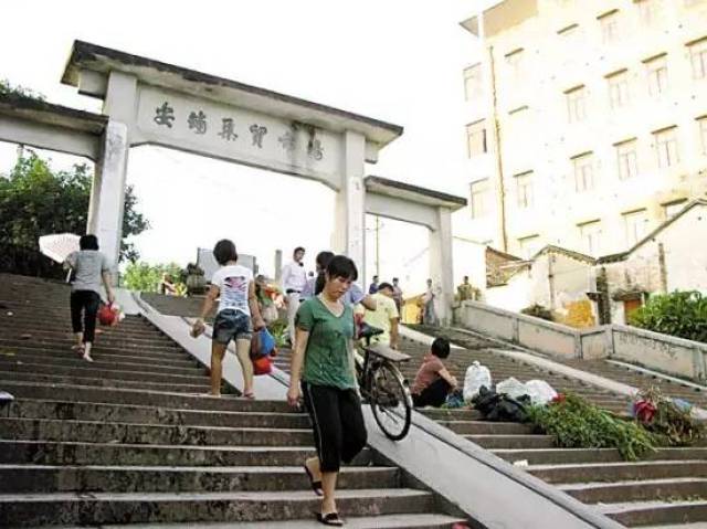 安鋪鎮旅遊景點有抗戰炮樓,安鋪中山公園,文閣,玉樞宮等.