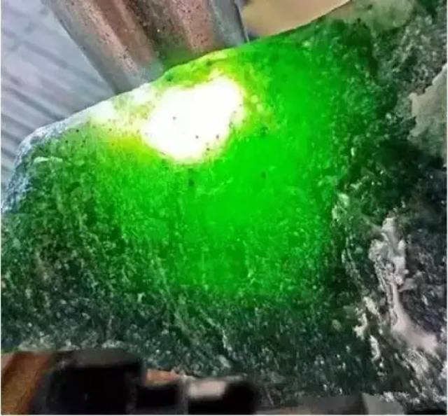 上百万买的高冰帝王绿翡翠原石，竟然只值几百块？_搜狐网